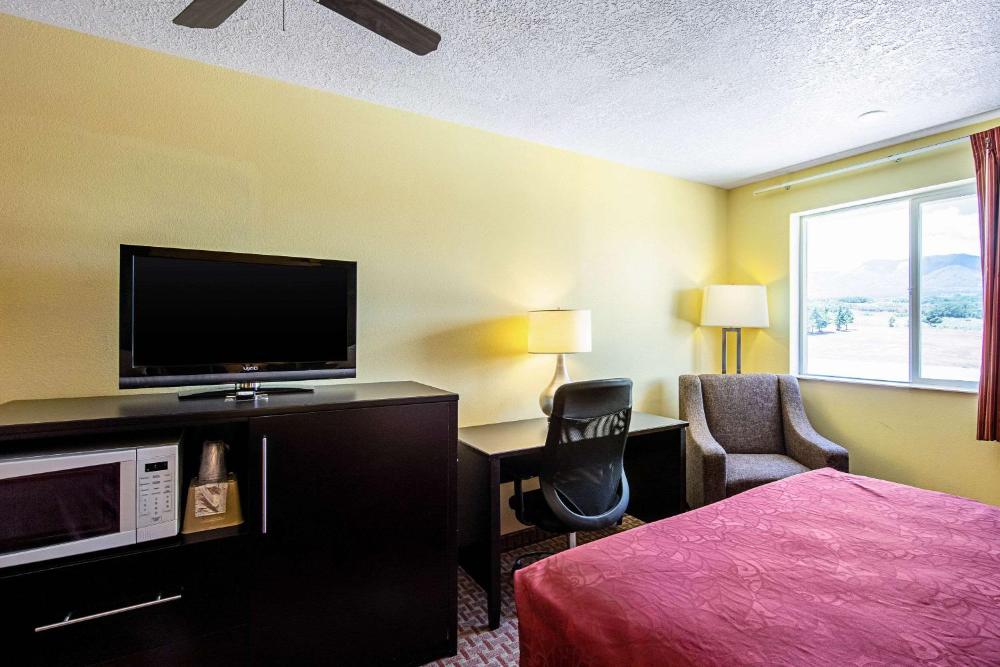 Queen Room with Two Queen Beds - Non-Smoking interior